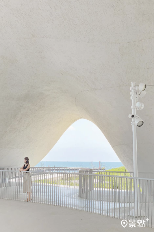 永安漁港旁的「海螺館」擁有純白的建築外觀。（圖／yuchiaowen）