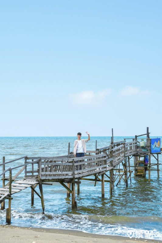 於許厝港濕地的海上木棧道可拍到海天一色的美景。（圖／qiuung）