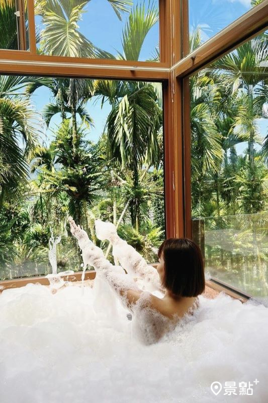 房內的浴室搭配大片玻璃窗，一邊泡澡可享受戶外的綠意景觀。