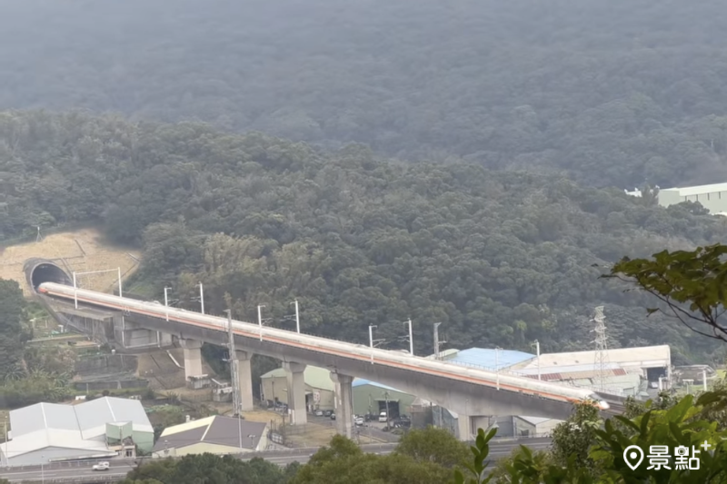 羊稠森林步道觀景處可欣賞高鐵行駛而過。（圖／pearrr.tw）