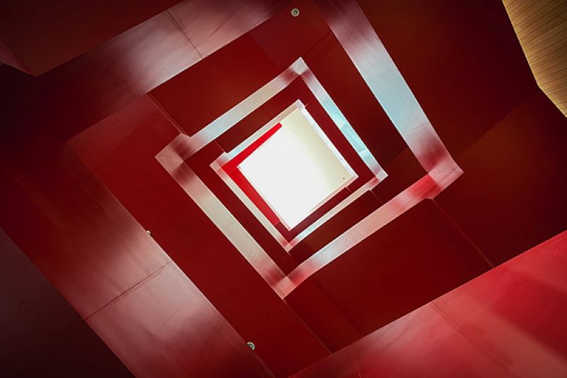 大紅色的樓梯貫穿全館各樓層。（圖／台南市立圖書館）