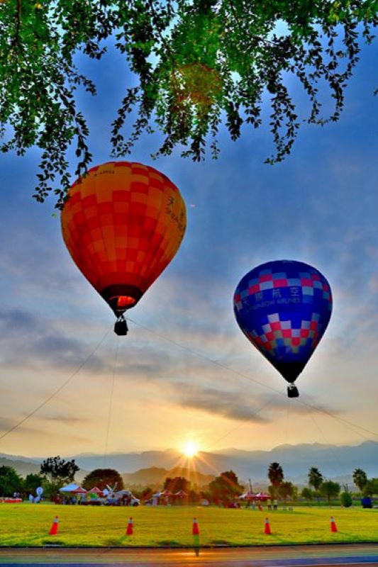 石岡熱氣球嘉年華迎向日出美景，吸引不少人徹夜排隊。（圖／台中市政府）