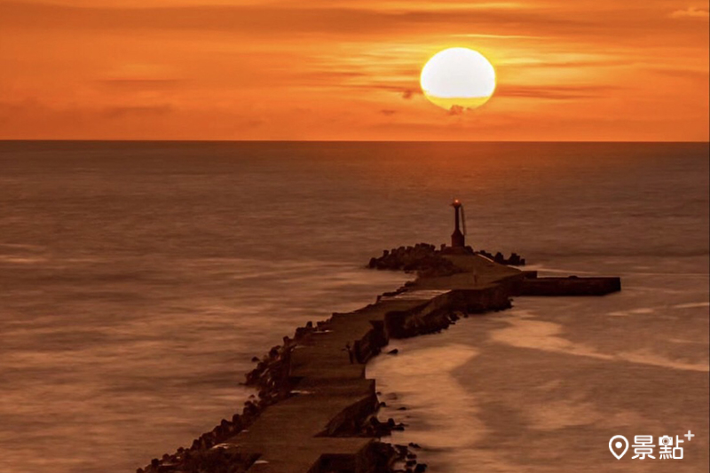 向海面延伸出去的海馬堤防與夕陽同框，十分療癒人心。（圖／giorno9800）