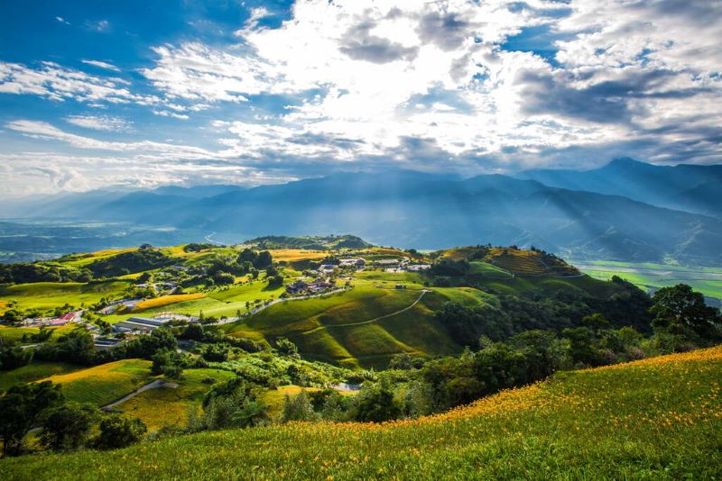 陽光灑落在六十石山山頭，看起來十分壯闊。（圖／花東縱谷國家風景區）