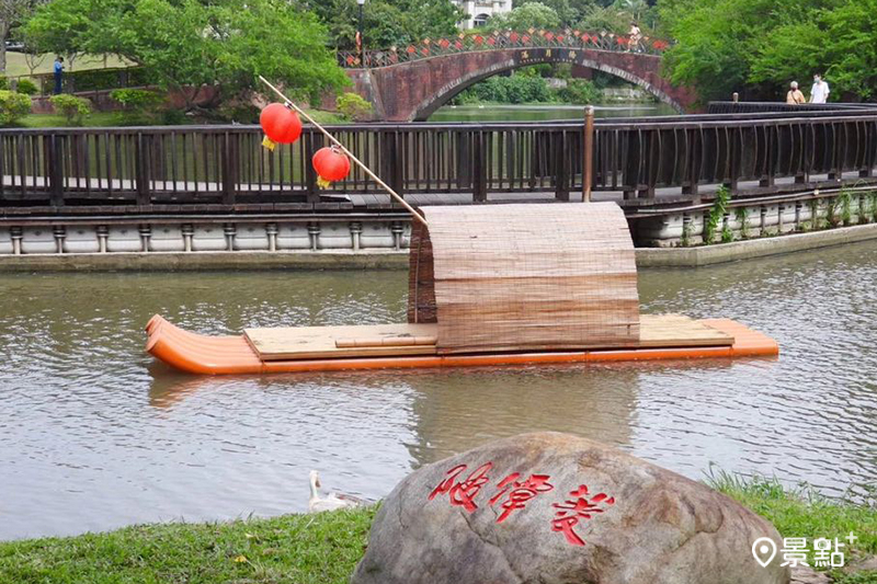 除了展區內必拍的地景藝術，龍潭大池內也有3座不同風格跨越池面的觀景橋。