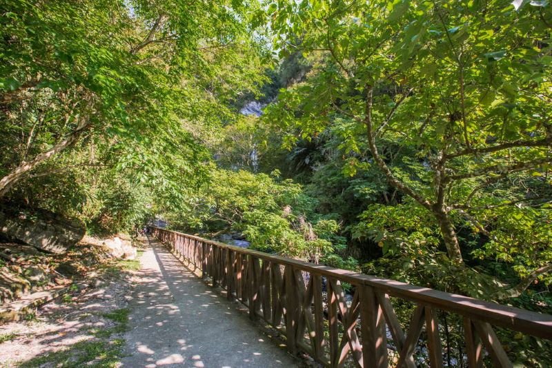 沿著木棧道步行1分鐘即可到達南安瀑布。（圖／花東縱谷國家風景區）