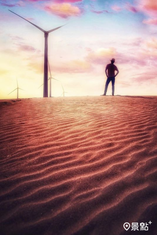 沙丘美景與佇立的發電風車同框，有種蒼涼的美感。（圖／sam19671126）