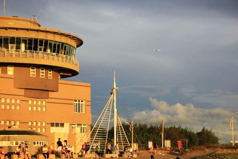 南邊竹圍漁港的漁會辦公大樓有360度景觀旋轉餐廳。