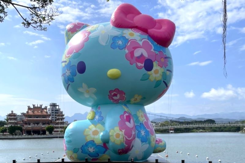 16米客家風Hello Kitty水上裝置。（圖／桃園市政府）
