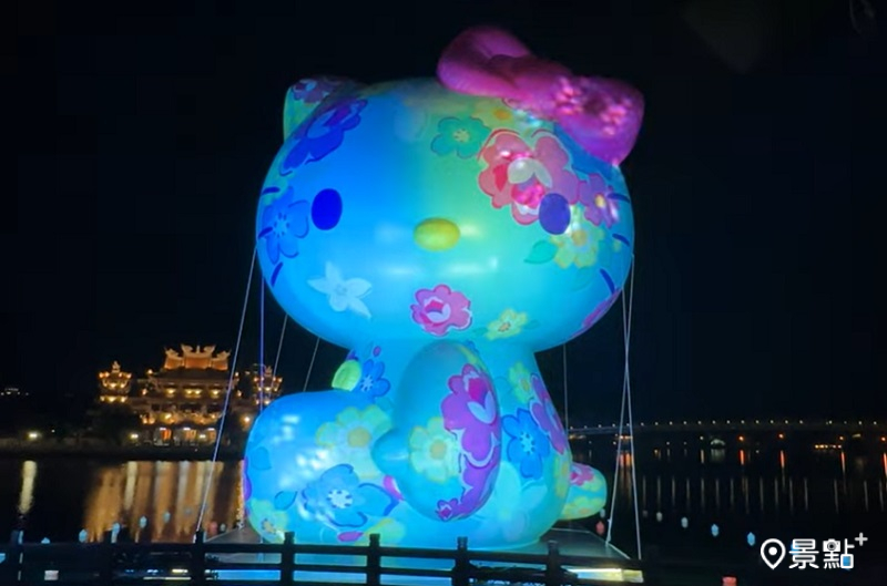 夜間光雕打燈後的Hello Kitty水上裝置。(圖／桃園市政府）