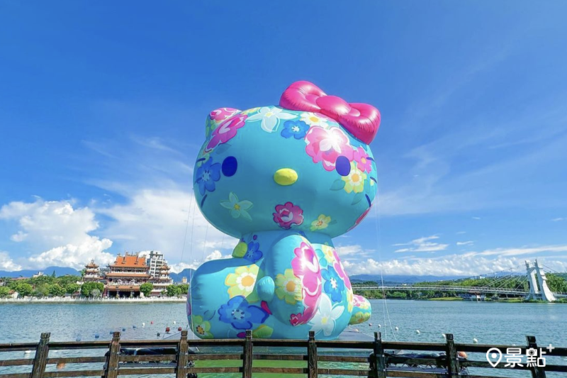16米Hello Kitty水上大公仔成為龍潭大池上必拍的裝置作品。
