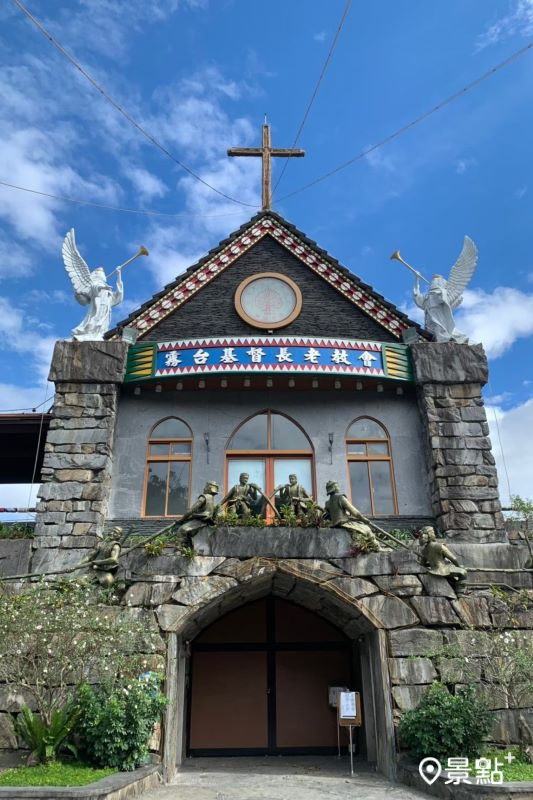 霧台基督教長老教會擁有亞洲最高的檜木十字架及石板雕刻藝術。（圖／cheriechang1217）