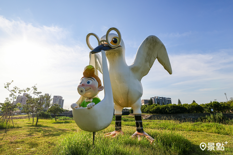 青埔展區作品「送子鳥(白鷺鷥與小男孩)」。