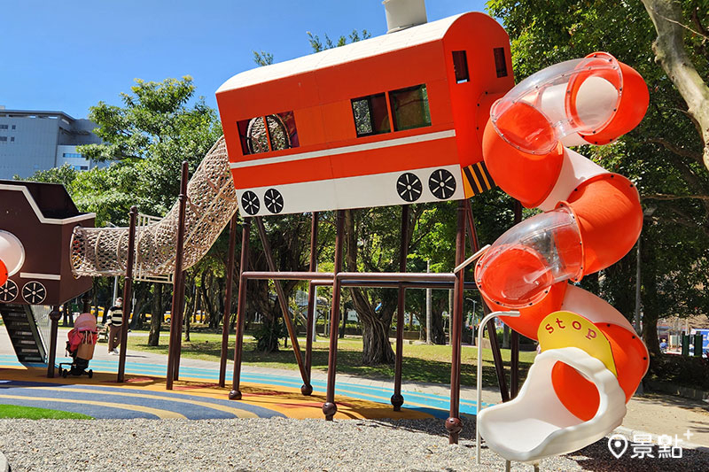 火車飛上天！南興公園遊戲場設計不僅充滿趣味又好玩。