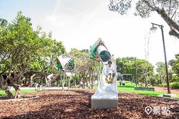 南港公園則打造出「森林冒險玩」的共融式兒童遊戲場。