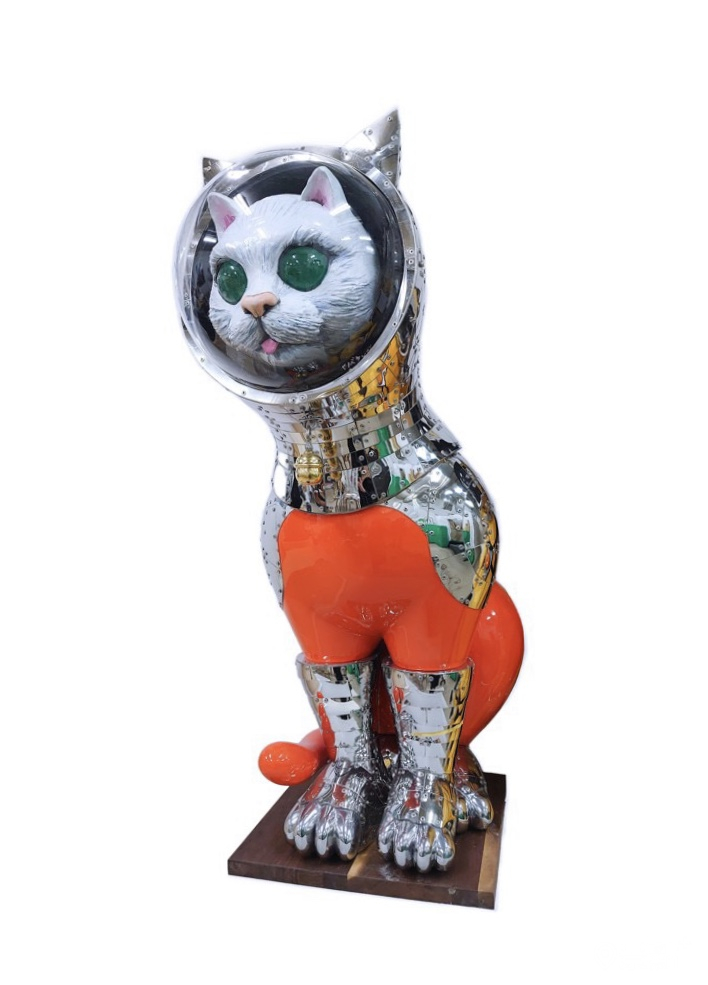 3.7米高、散發金屬光芒的「SHIPʼS CAT (Ultra Muse)」。