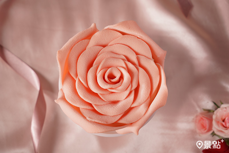 BAC推出七夕情人節限定的擬真粉紅玫瑰造型蛋糕。（圖／BAC）