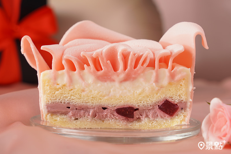 BAC「玫瑰夕語」蛋糕以粉紅玫瑰為造型，夾入蔓越莓果餡與覆盆莓果泥奶油餡。（圖／BAC）