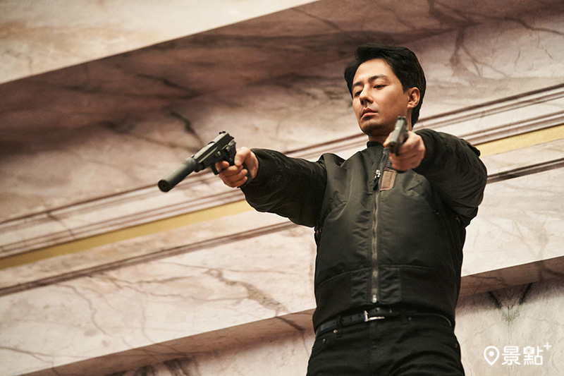趙寅成在劇中飾演國情院最優秀的「黑色要員」金斗植。
