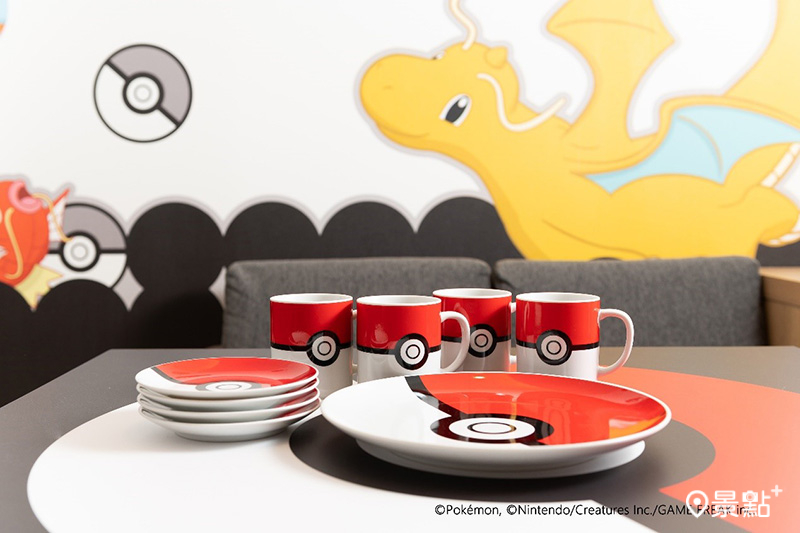 寶可夢房的餐盤與杯子繪有精靈球圖樣，造型可愛，在房內都可以自由使用，享受吃喝的樂趣。