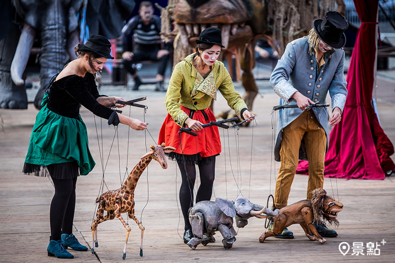 波蘭木偶診所劇院以木偶代替動物，透過1:1比例的長頸鹿、獅子、大象等巨偶，演繹「沒有暴力的馬戲團」。