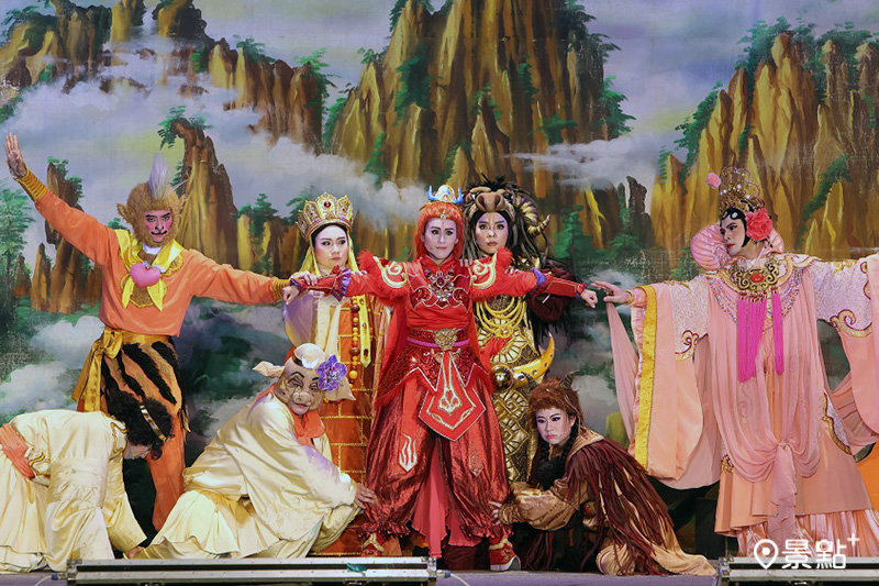 嫡傳自明華園的風神寶寶兒童劇團，結合傳統戲劇與本土文化說故事的兒童劇團，帶來《火焰山》精彩演出。