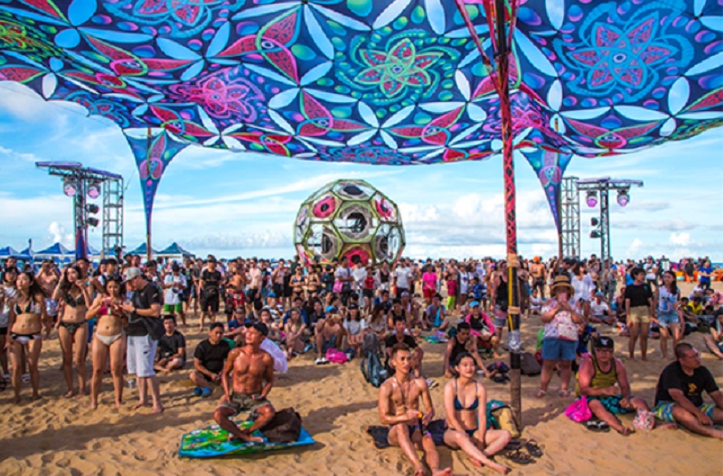 海祭與擅長戶外生活體驗的「玩野祭」合作，打造13米寬、特殊多變化形狀的變形蟲帳篷。