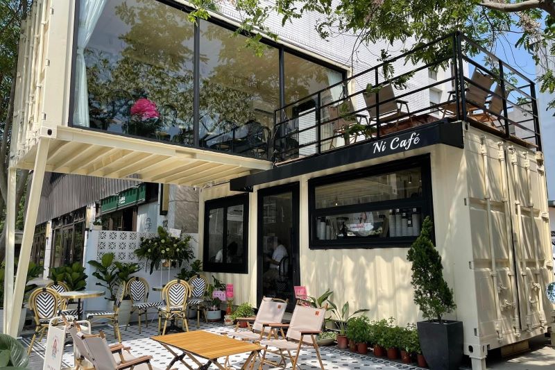 米白色貨櫃咖啡廳Ni Café妮咖啡。（圖／Ni Café妮咖啡，以下同）