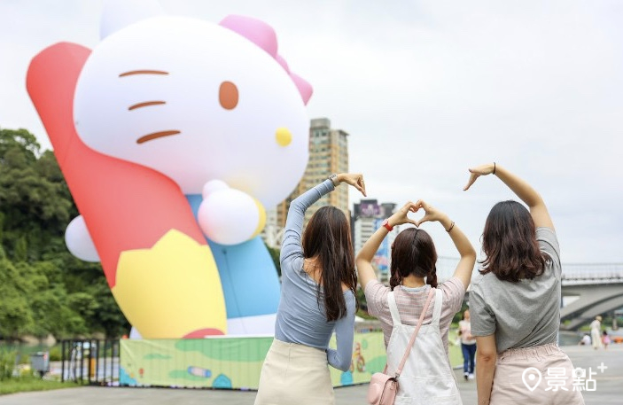 朝聖完橘貓重重後，還可順遊碧潭13米高的Hello Kitty。（圖 / 新北市旅遊局）