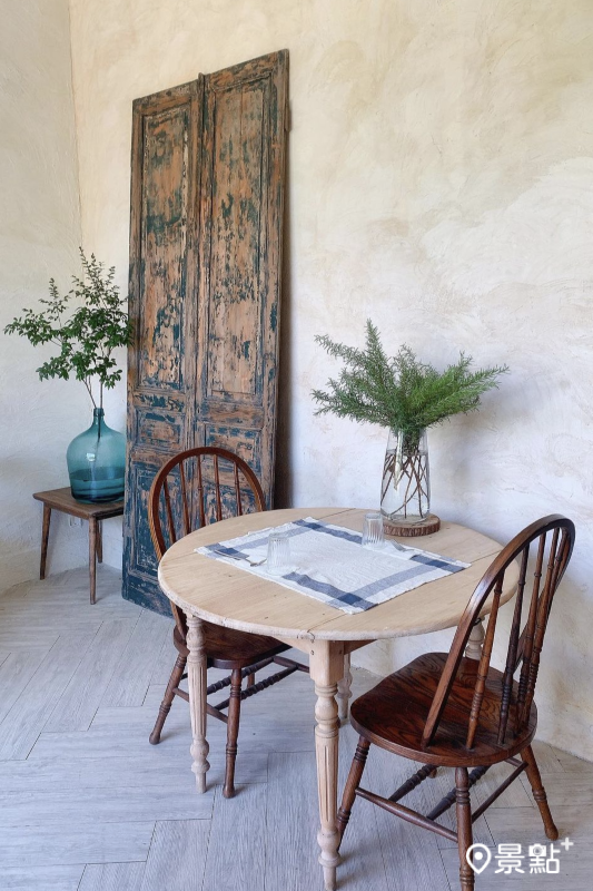 「C garden & uniti」店內有許多歐式風桌椅，也能看到各式古董擺設。