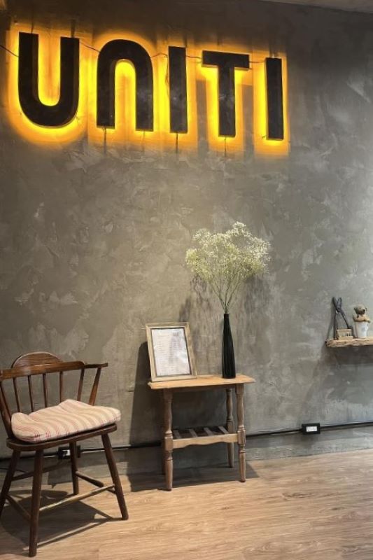 早午餐店內的「UNITI hair salon」。（圖／UNITI Hair Salon）