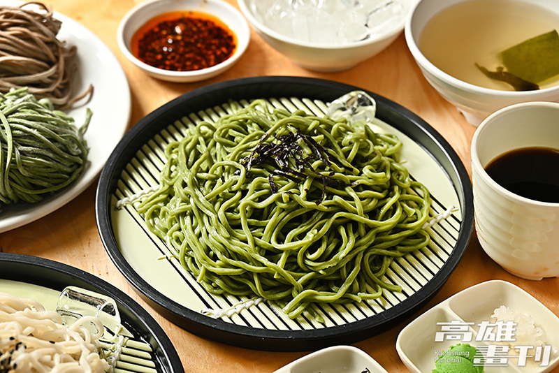 剛煮好的綠藻麵呈現天然綠的鮮亮光澤，是具高營養成分的蔬食新食尚。