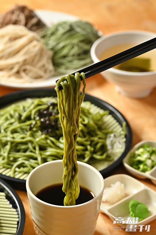 綠藻麵佐特製黃金比例鰹魚醬油，低卡又營養。