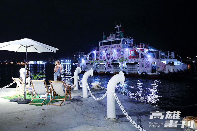 往返於哈瑪星與旗津的渡輪照亮港邊夜色，忽遠忽近，是海面上流動的光景。 ( 圖／高雄市新聞局，以下同）