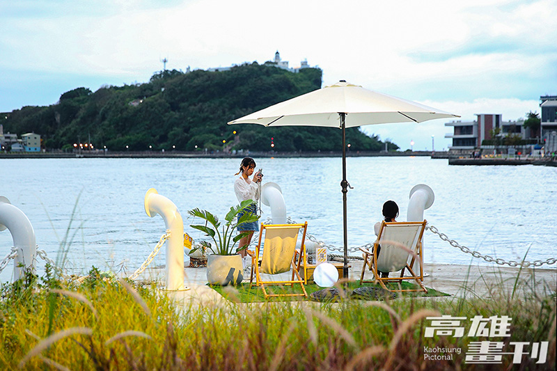 以「流動浮島」概念所構築起的的港邊花園，營造出濱海小城悠閒的度假風情。