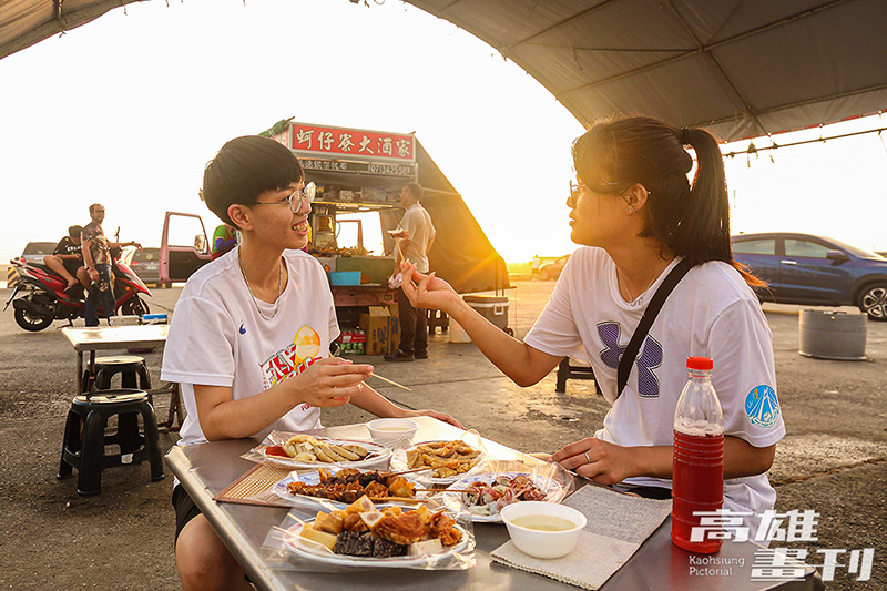 30多年路邊攤的人情味濃厚，維持庶民銅板美食，也因此成為大學生打牙祭的宵夜好去處。