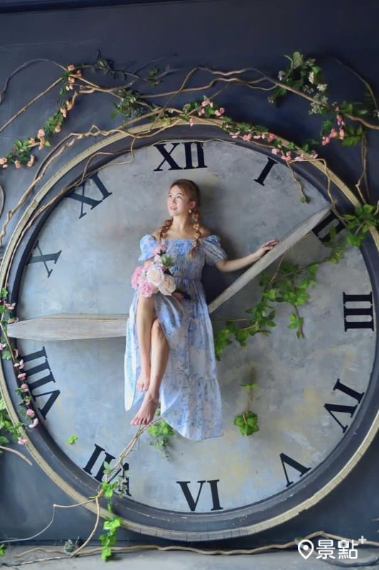 莫內秘密花園內巨大時鐘造景，讓人宛如置身夢幻童話世界。