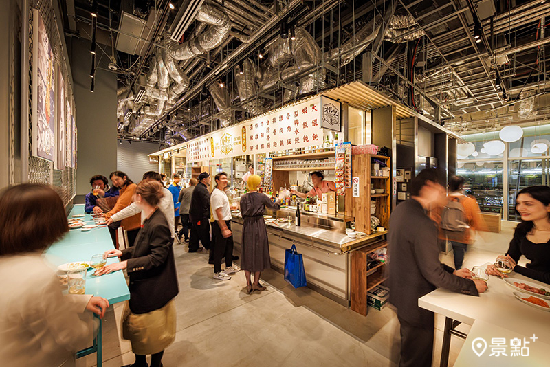 Yaesu Public集結各式各樣特色餐飲，採用立食式的美食區，能充分感受日本的飲食文化。