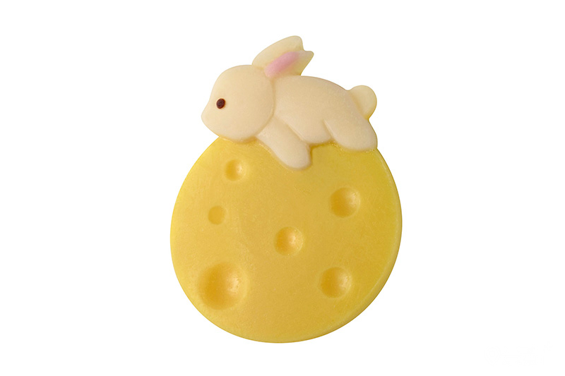 星巴克推出超Q「玉兔抱月巧克力風味飾片」。