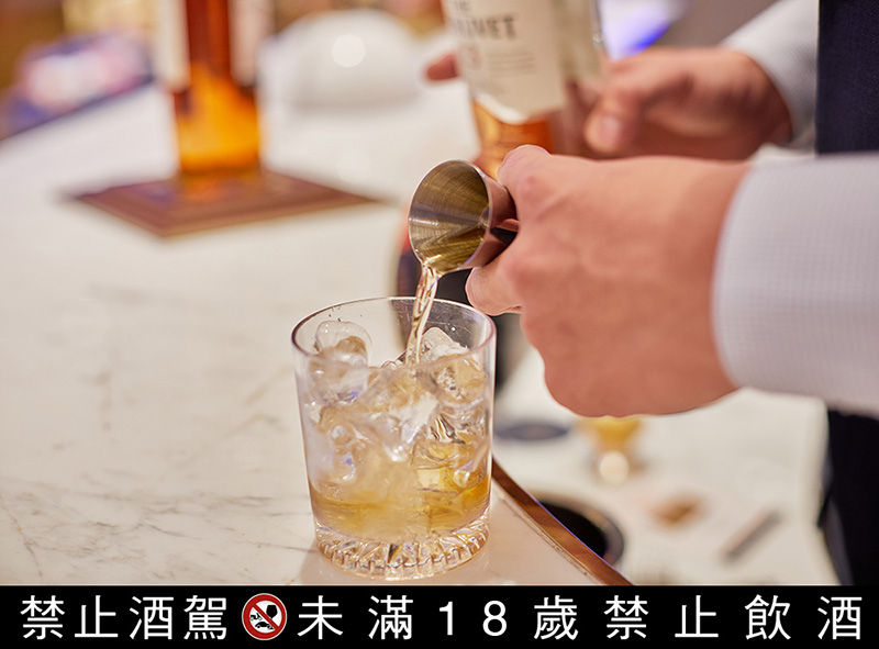 台灣機場免稅通路限定！「格蘭利威 13 年熱帶蘭姆桶單一麥芽威士忌」新品上市活動和雞尾酒免費品飲體驗。