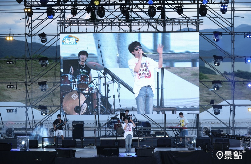 來自韓國的鋼琴搖滾樂團「DICKPUNKS」演唱清新而輕快的歌謠。