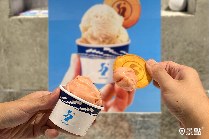 「hiwalk gelato」蛋捲餅乾沾冰淇淋，獨創冰淇淋新吃法。