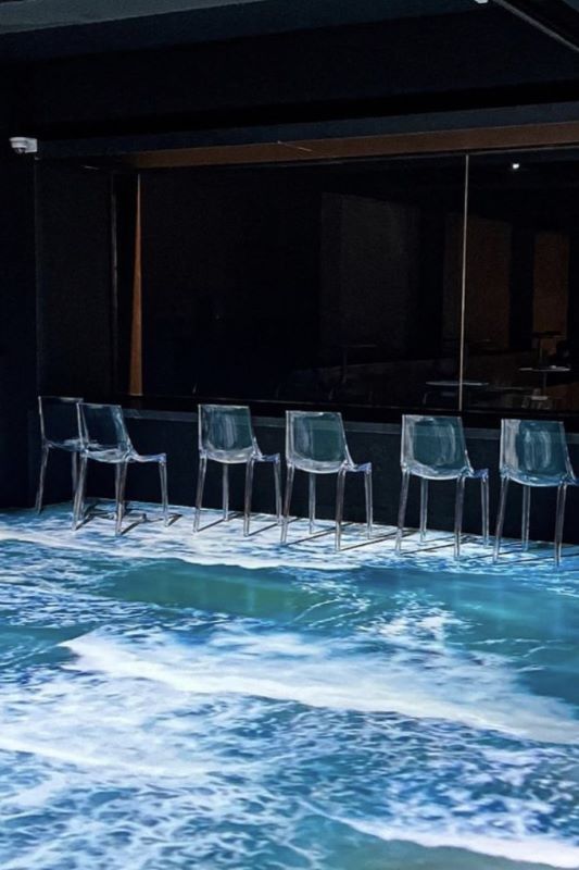 2樓座位區的海浪投影讓人體驗特色用餐氛圍。（圖／hugely_jeju，以下同）