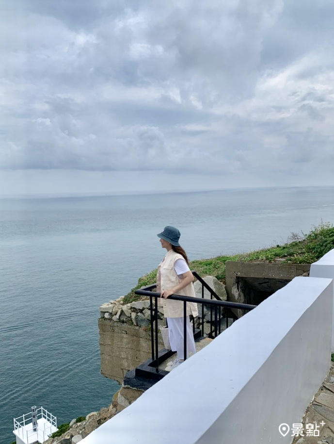 東引燈塔周邊的海景、白色建築場景很適合拍照取景。