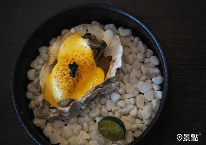 日本蠔魚子蕈菇 搭配海膽荷蘭醬。