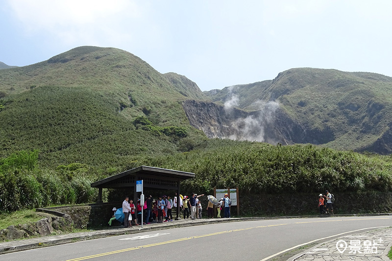 「台北小油坑」火山活動地質景觀區，形成之噴氣孔、硫磺結晶、溫泉及壯觀的崩塌地形最具特色。