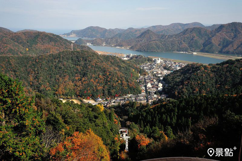 城崎溫泉大師山頂賞楓紅，眺望城崎溫泉米其林星等街景。