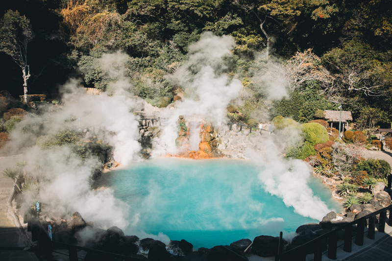 別府溫泉中最大的「海地獄」，因為溫泉中的硫酸鐵成分而呈現美麗的鈷藍色