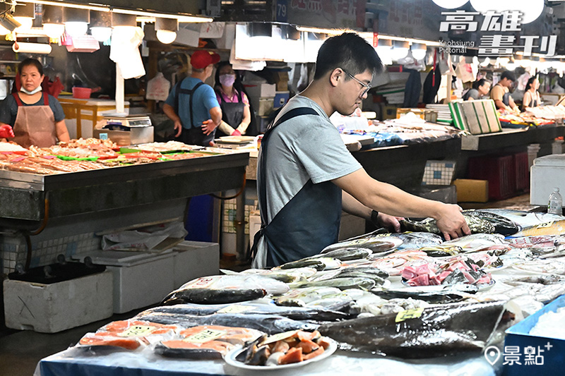 來蚵仔寮漁貨直銷中心逛逛採買海鮮，也有店家提供代客料理服務。