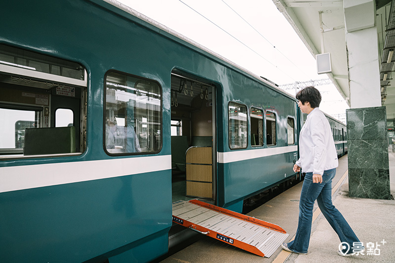 臺東縣長饒慶鈴推薦大家搭乘「藍皮解憂號」骨董列車前往知本「台東光祭」。